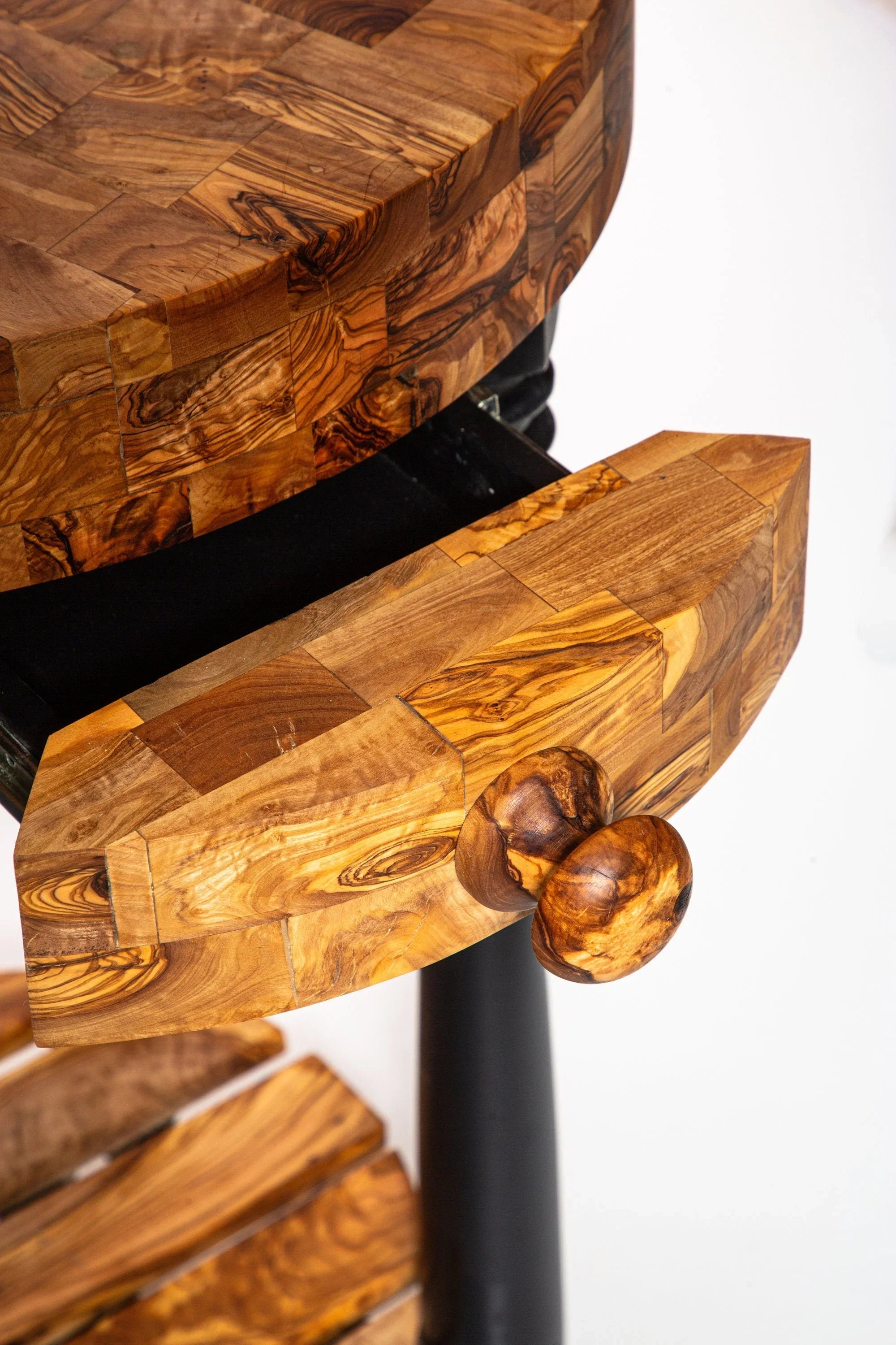 Olive wood unnamed product – handcrafted, natural design